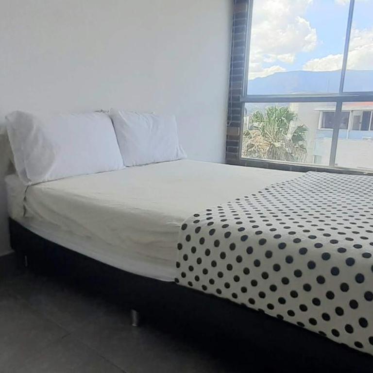 Cold AC-fast Wi-Fi-great location-Medellin fun - One-Bedroom Apartment - 12