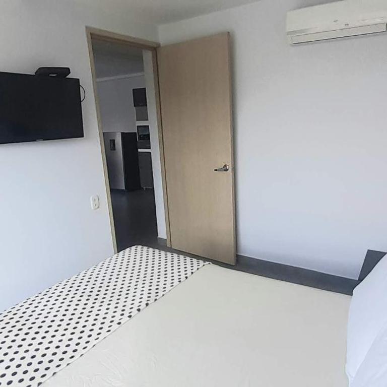 Cold AC-fast Wi-Fi-great location-Medellin fun - One-Bedroom Apartment - 16