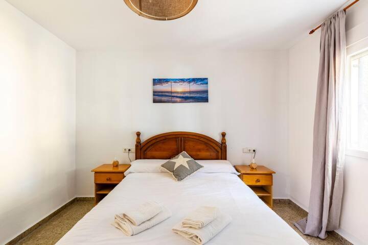 Amplio piso con 4 habitaciones para disfrutar de Málaga con parking gratuito - Apartment - 65