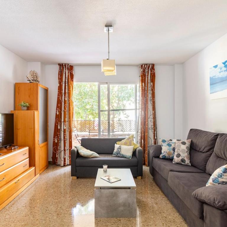Amplio piso con 4 habitaciones para disfrutar de Málaga con parking gratuito - Apartment - 67