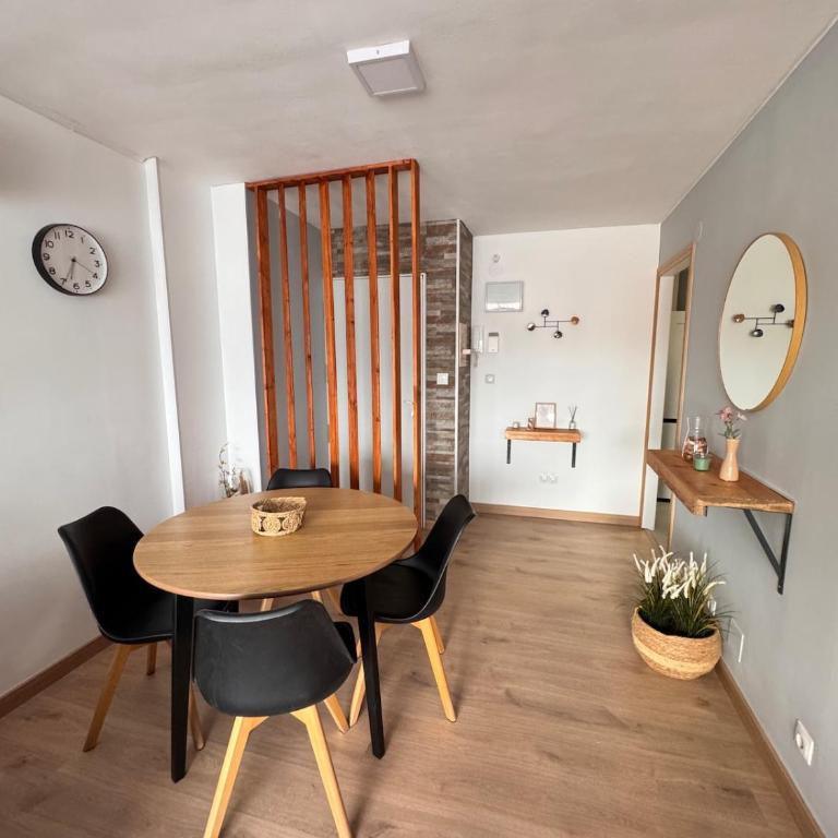 Nice apartment 150m from the beach with parking - Three-Bedroom Apartment - 2