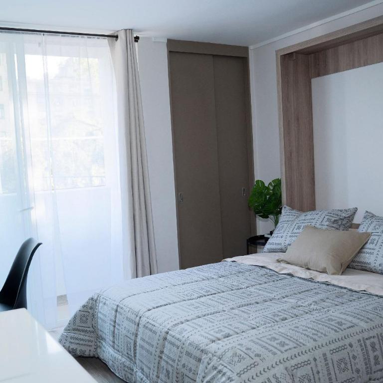 Condor Premium Terraza y parrilla disponibles Wi-Fi TV de 32 pulgadas - Estudio Doble Deluxe - 24