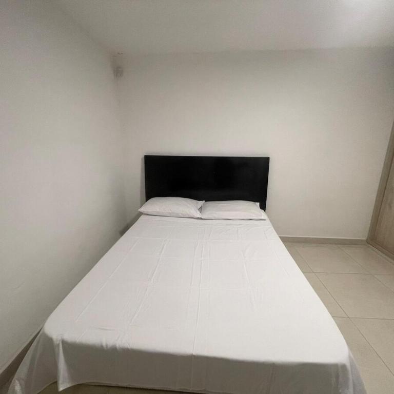 Lujoso Apto al Oriente con aire, piso 1 - Apartamento de 2 dormitorios - 3