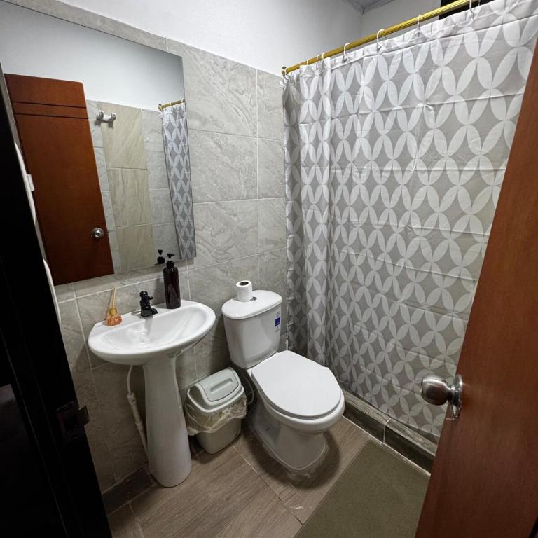 Casa con Parrilla y Espacios al Aire Libre - Casa de 3 dormitorios - 20