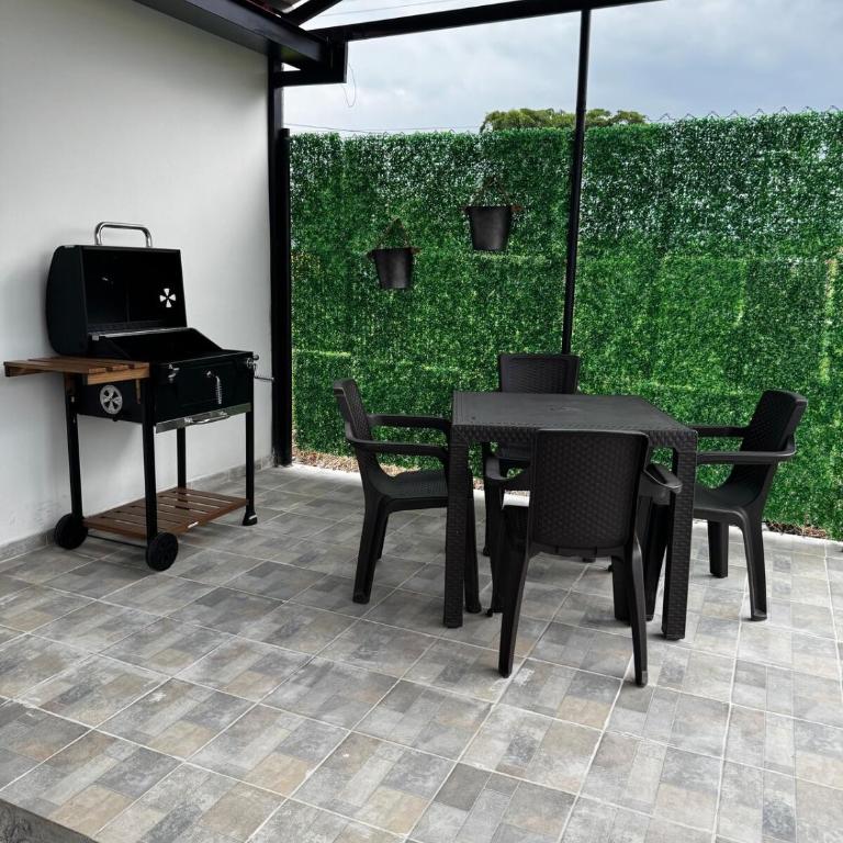 Casa con Parrilla y Espacios al Aire Libre - Casa de 3 dormitorios - 1