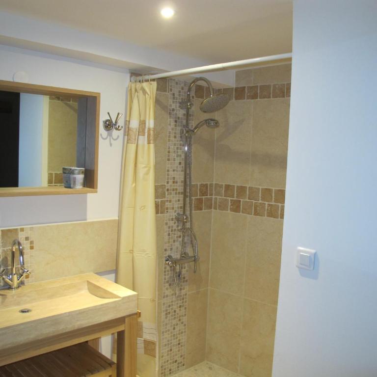Lou Cardalines - Chambre Quadruple avec Douche - 10