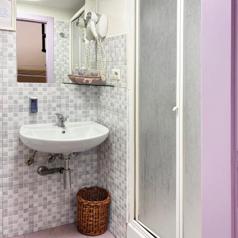 Holihome Le Rose - Family Room with Private Bathroom - 11