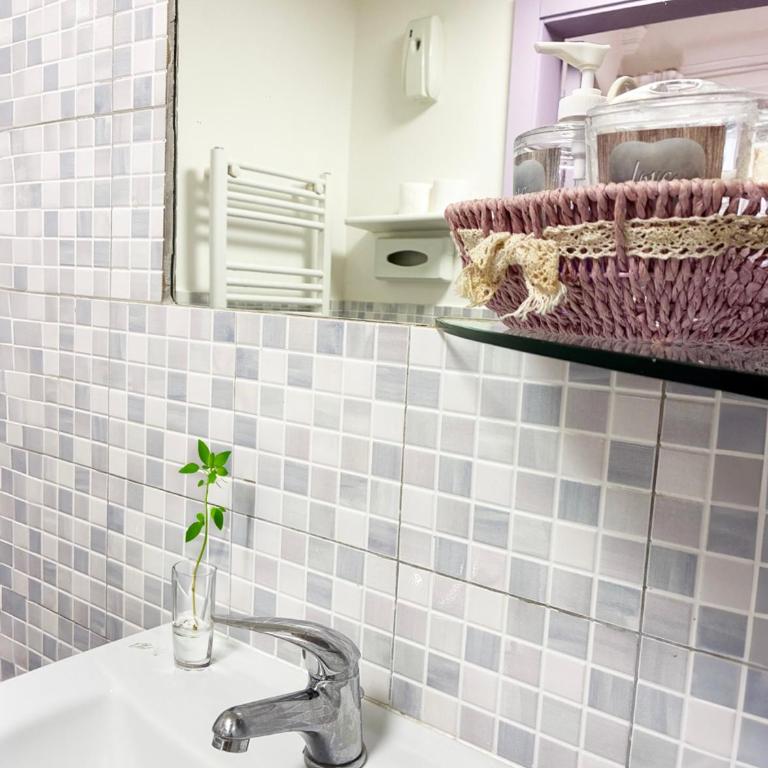Holihome Le Rose - Family Room with Private Bathroom - 9