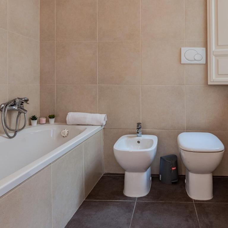 cvr 8- 3 rooms with views - near the Tower - Appartamento con 3 Camere da Letto - 32