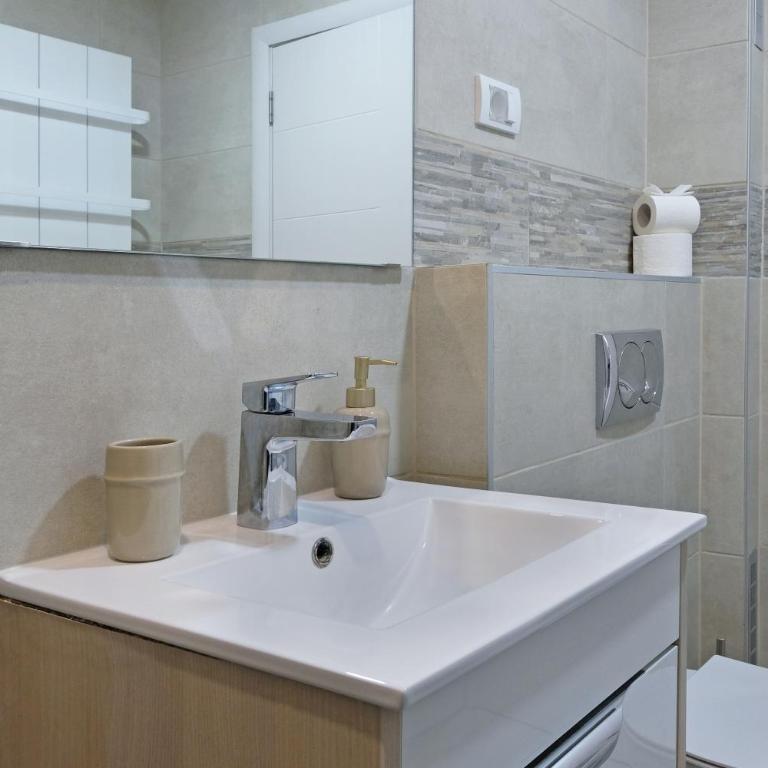 New Belgrade Roses Apartment - One-Bedroom Apartment - 8