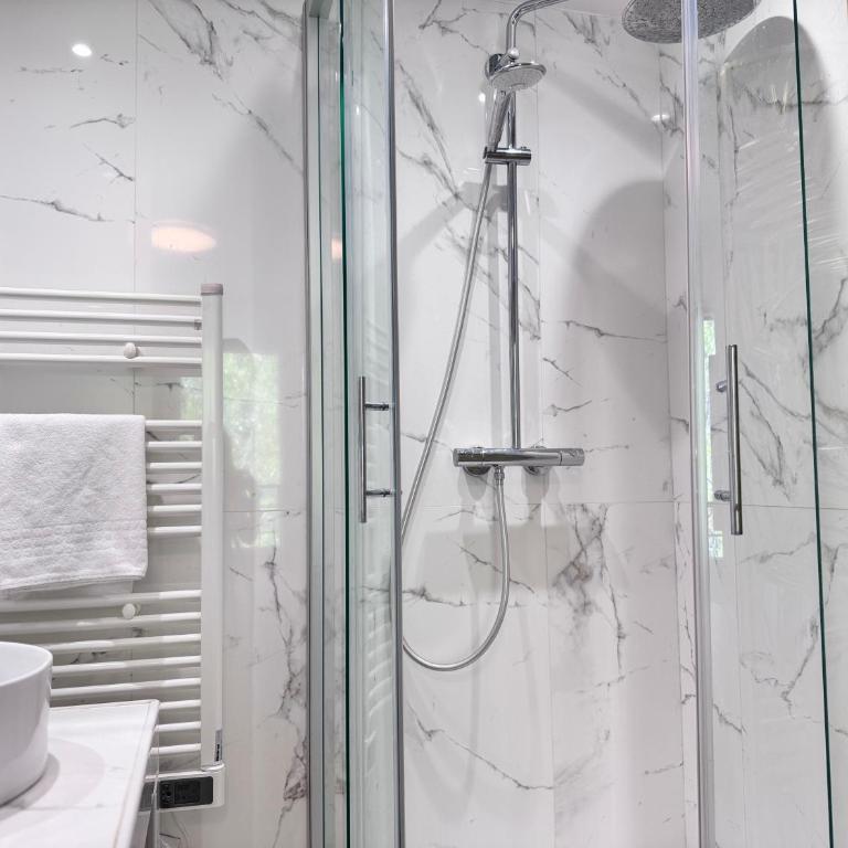 FRUITIERS2 - Bright 3 BR 15' away from the center of Paris - Three-Bedroom Apartment - 4