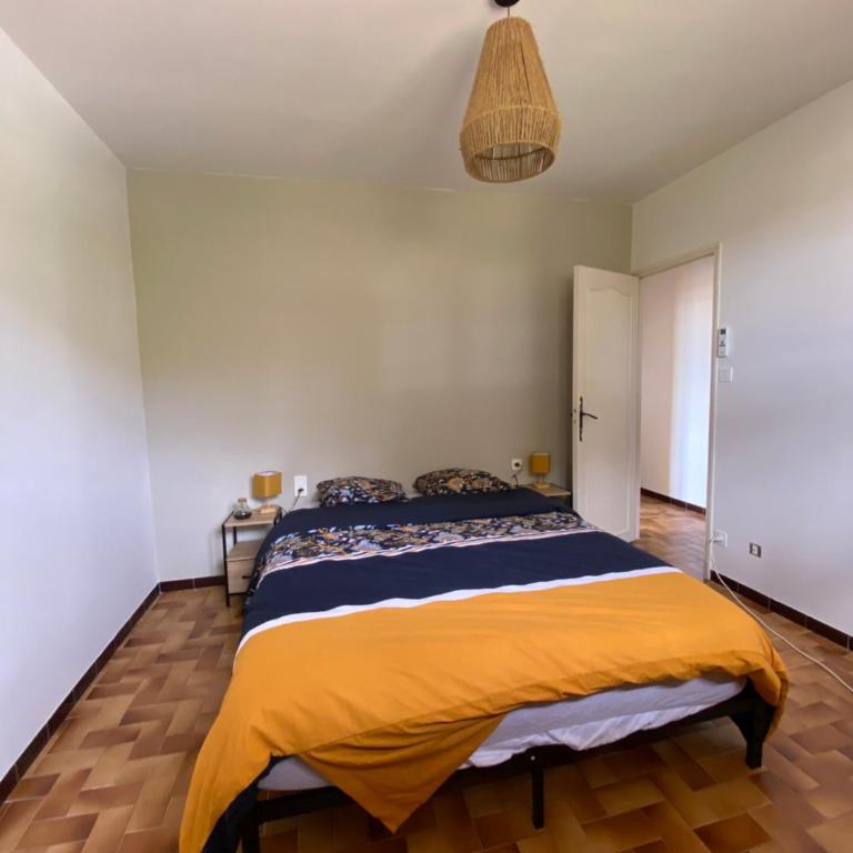 Les Mourguettes maison familiale avec piscine et garage sur 2000 m2 de terrain en campagne - Maison 7 Chambres - 35