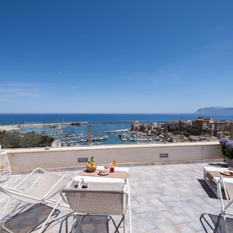 Tannur B&B - Superior Double Room with Balcony and Sea View - 1