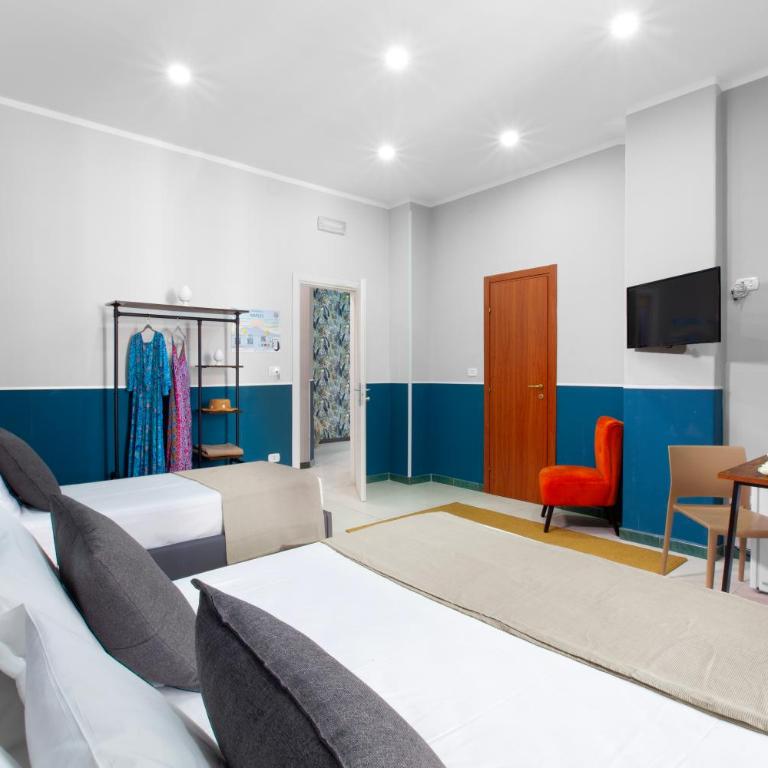 ROYAL ROOMS STATION NAPOLI - Camera Familiare con Bagno Privato - 1
