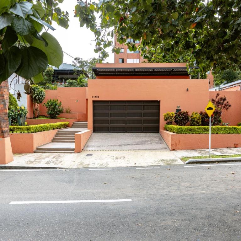 5BR Poblado Villa close to Lleras Jacuzzi Cinema AC - Villa - 82
