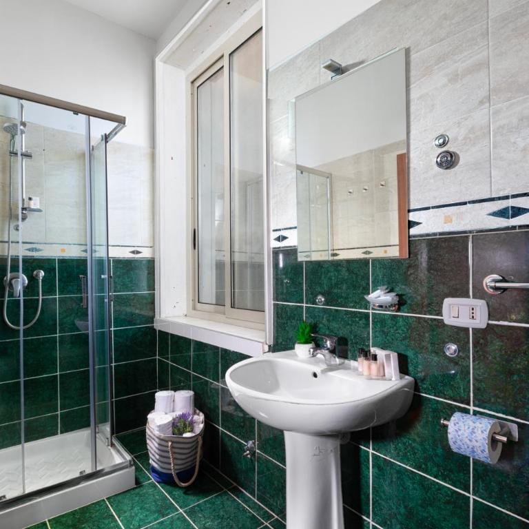 ROYAL ROOMS STATION NAPOLI - Camera Familiare con Bagno Privato - 14