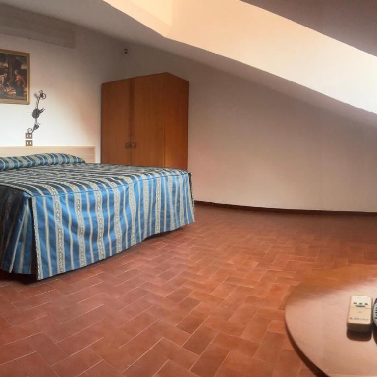 Casa Vacanza - Casa del Padre Nascimbeni - Camera Tripla con Bagno Privato Esterno - 1