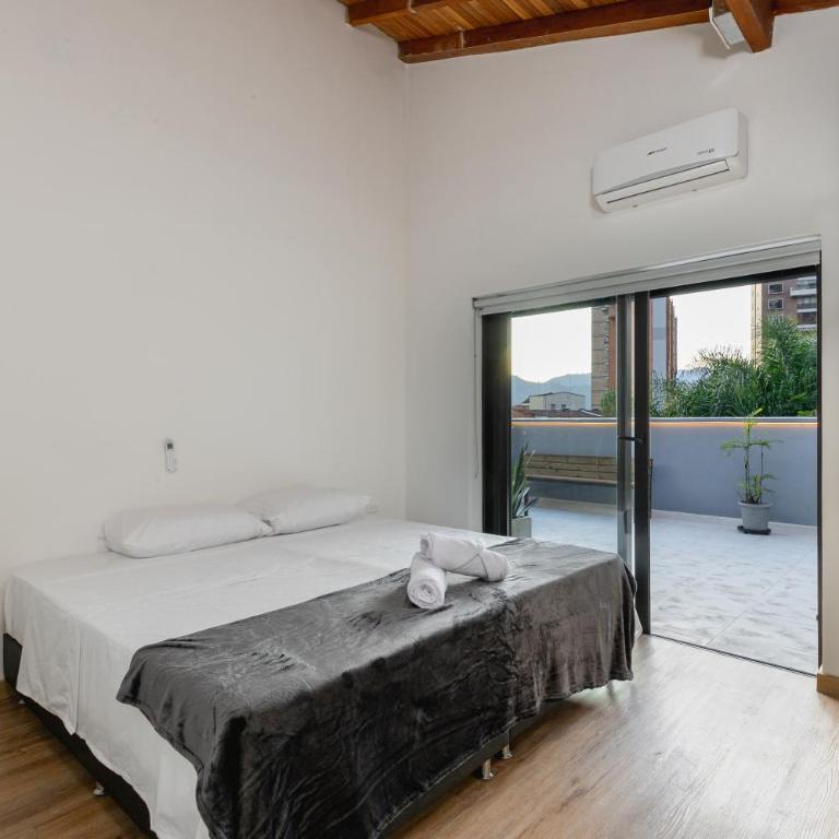 B3 4BR Poblado Penthouse wit AC and Jacuzzi - Apartment - 2