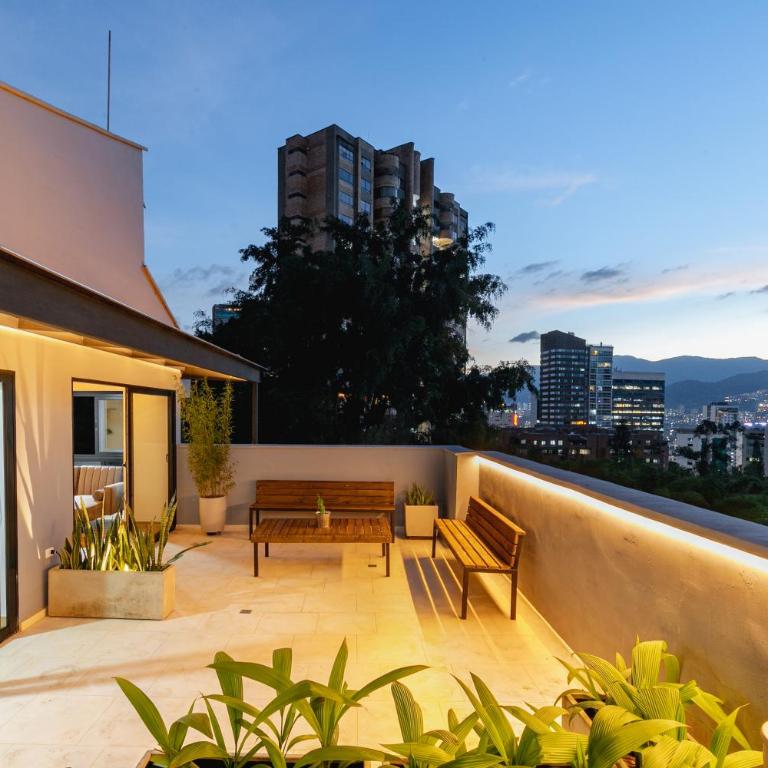 B3 4BR Poblado Penthouse wit AC and Jacuzzi - Apartment - 3
