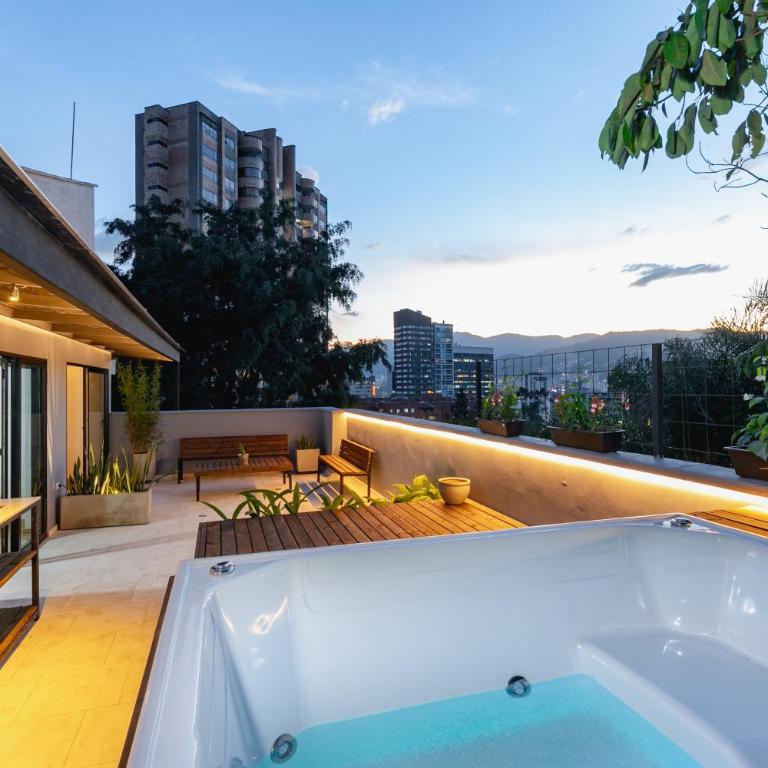 B3 4BR Poblado Penthouse wit AC and Jacuzzi - Apartment - 1
