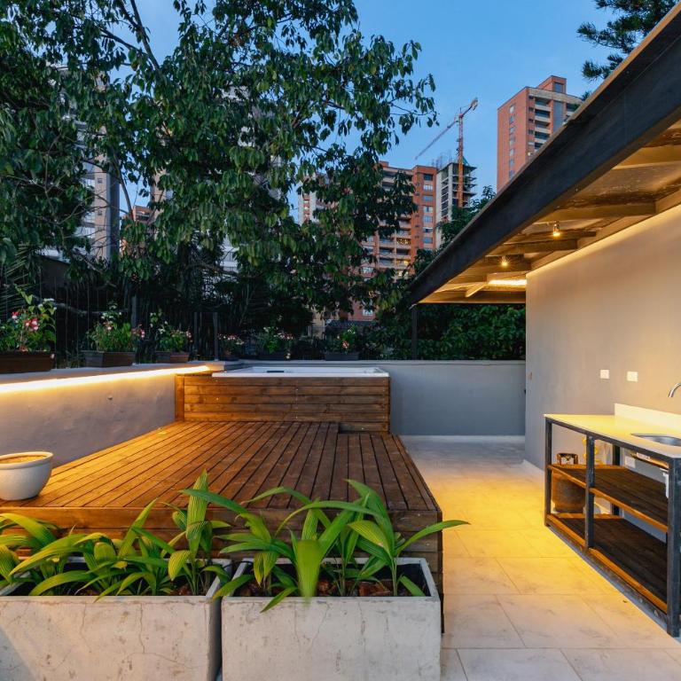B3 4BR Poblado Penthouse wit AC and Jacuzzi - Apartment - 50