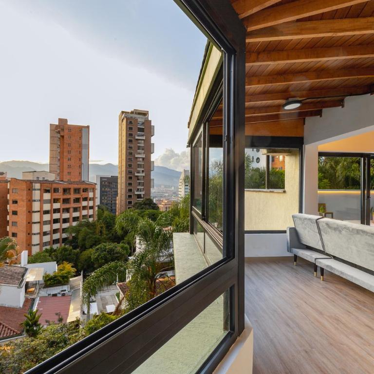 B3 4BR Poblado Penthouse wit AC and Jacuzzi - Apartment - 55