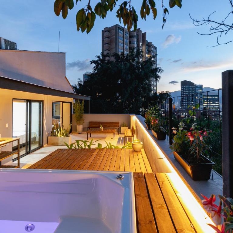 B3 4BR Poblado Penthouse wit AC and Jacuzzi - Apartment - 78