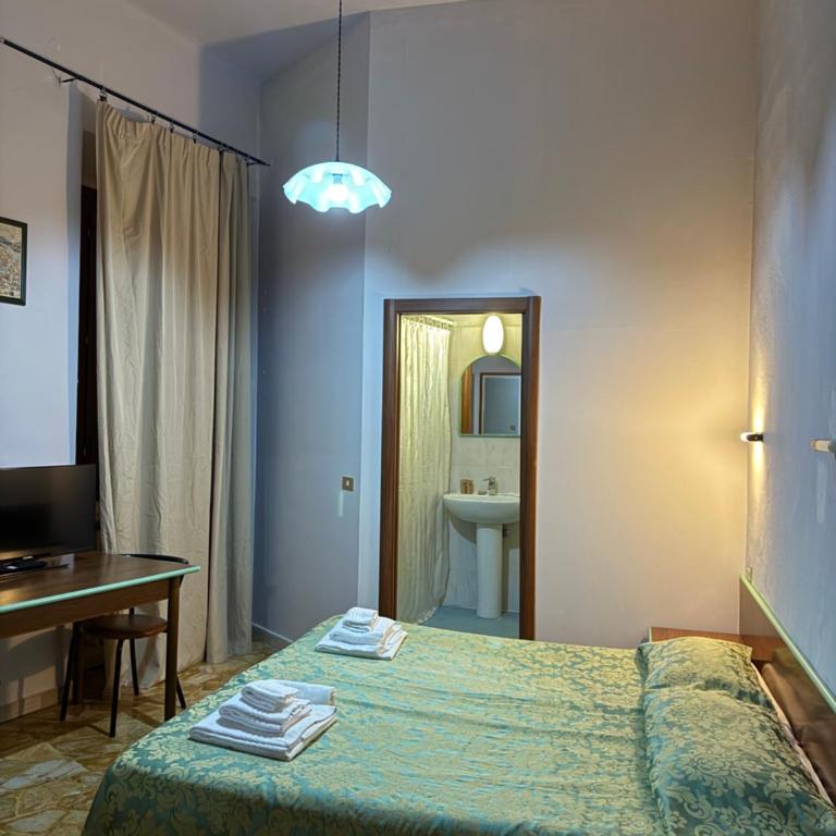 Hotel Montreal - Standard Double or Twin Room - Separate Building - 7