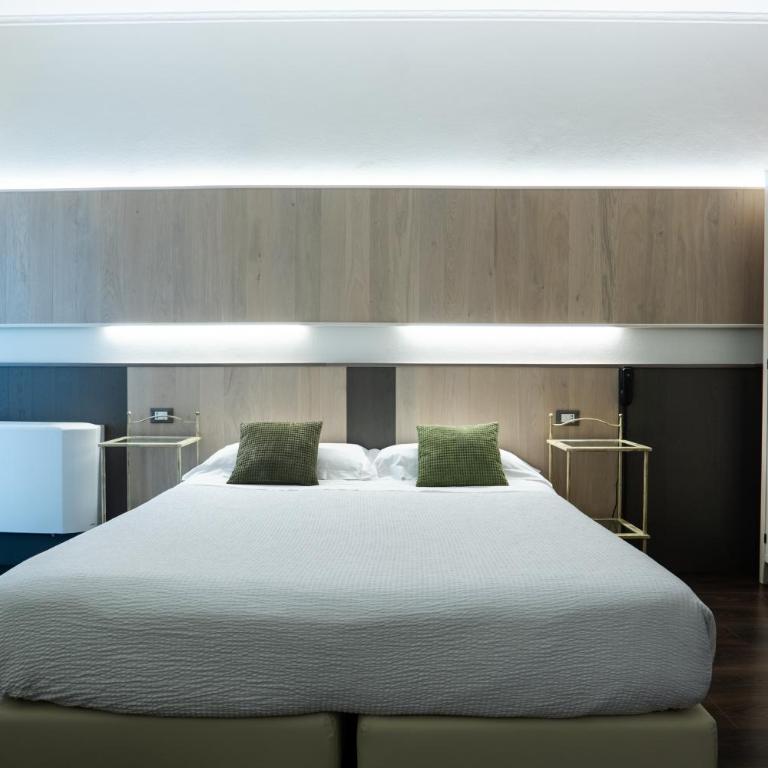 Hotel Italia - Camera Matrimoniale/Doppia con Letti Singoli con Letto Supplementare - 2