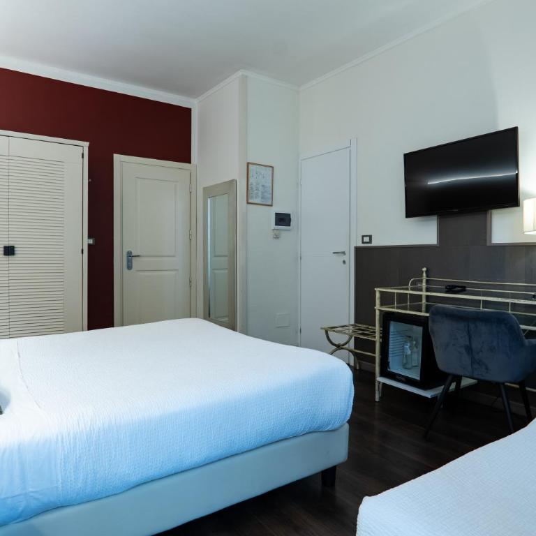 Hotel Italia - Camera Matrimoniale/Doppia con Letti Singoli con Letto Supplementare - 7
