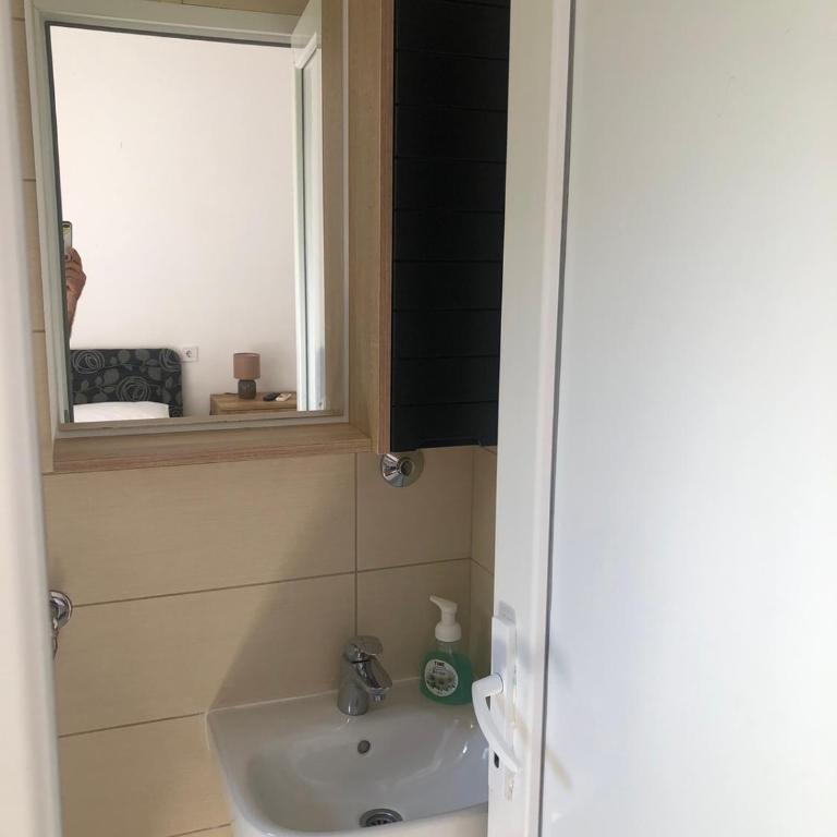 Apartmani Centar - Triple Room with Bathroom - 10