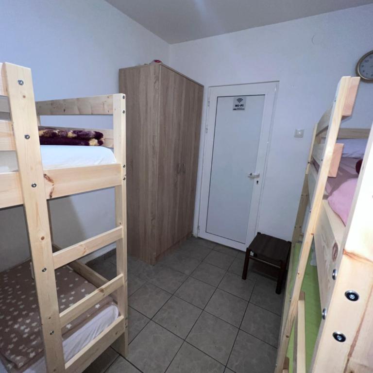 NEWBORN Hostel Budva - Četvorokrevetna Mešovita Spavaonica - 5