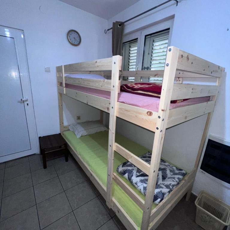 NEWBORN Hostel Budva - Četvorokrevetna Mešovita Spavaonica - 4