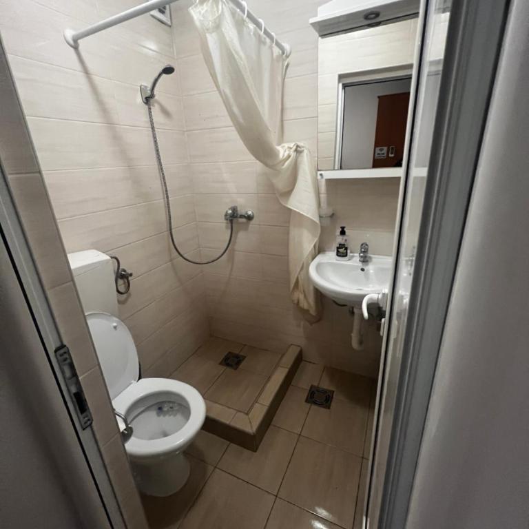 NEWBORN Hostel Budva - Četvorokrevetna Mešovita Spavaonica - 2
