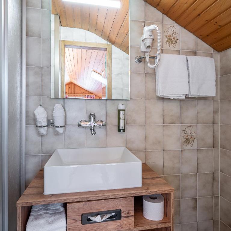 Alpenblick Hotel & Restaurant Wilderswil by Interlaken - Standard Doppelzimmer - 8