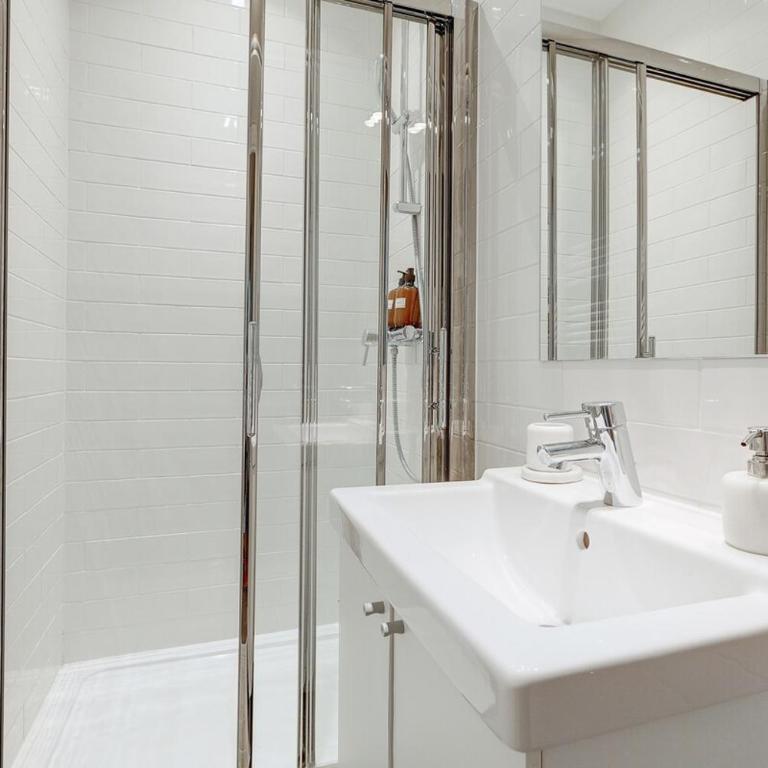 Le Marais Chic by Ecoflats - Three-Bedroom Apartment - 6
