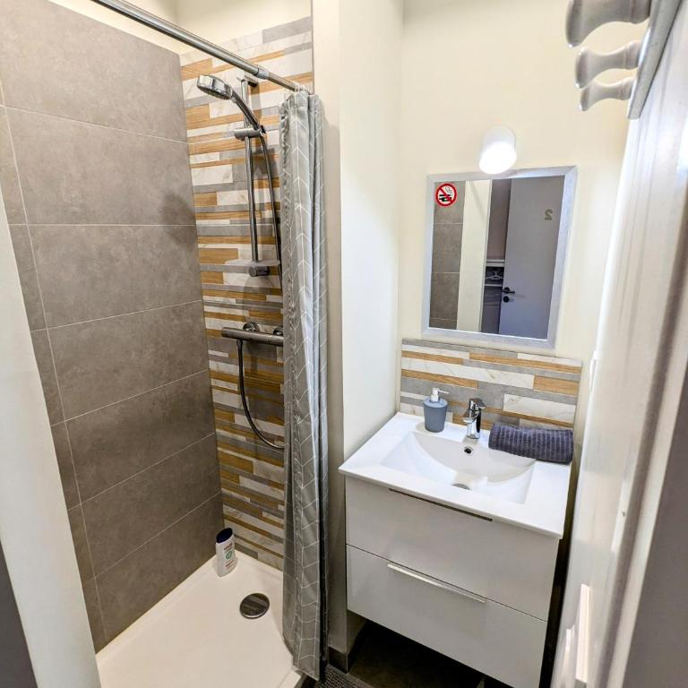 Le Bourgogne - Chambres privées cosy et rénovées avec douche - Centre historique - Habitación individual con aseo compartido - 4