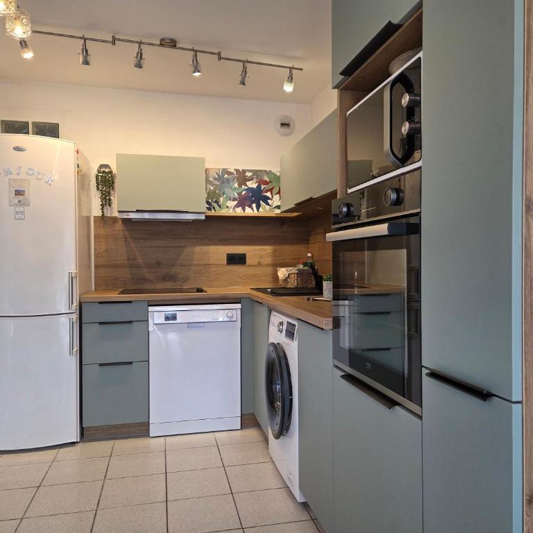 Gîte classé 3 étoiles dans résidence standing avec - Piscine Clim Parking Wifi Prêt Vélos - Ménage et linge non inclus - Apartment with Terrace - 10