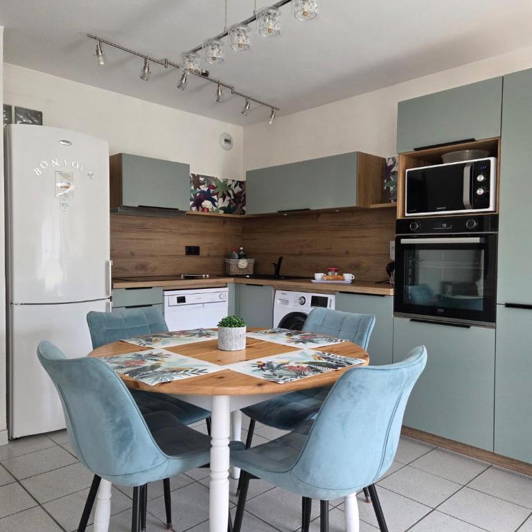 Gîte classé 3 étoiles dans résidence standing avec - Piscine Clim Parking Wifi Prêt Vélos - Ménage et linge non inclus - Apartment with Terrace - 9