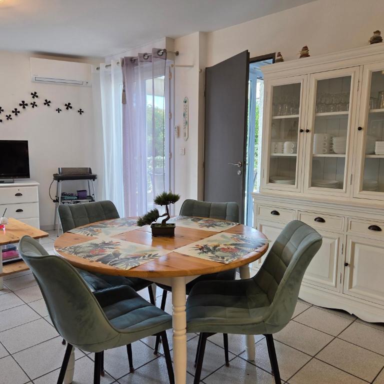 Gîte classé 3 étoiles dans résidence standing avec - Piscine Clim Parking Wifi Prêt Vélos - Ménage et linge non inclus - Apartment with Terrace - 8