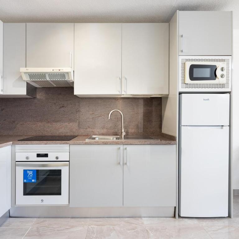 3 apartments 50m from the Las Americas Promenade with heated pool - Apartamento de 1 dormitorio con balcón - 9
