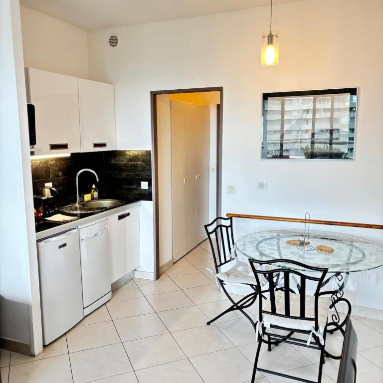 Sea & Port View Cozy Studio at Marina Baie des Anges - Apartamento de 1 dormitorio - 8