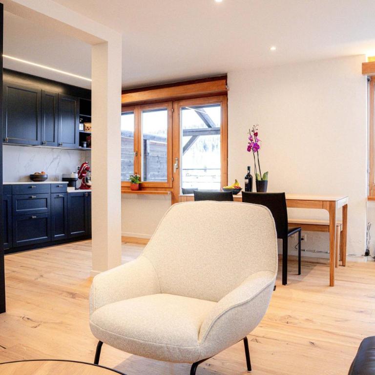 Stylish Lakeview Apartment Balcony & Free Parking - Apartment - 13