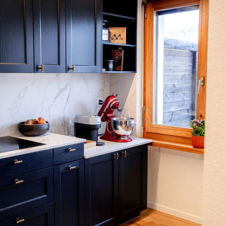 Stylish Lakeview Apartment Balcony & Free Parking - Apartment - 30