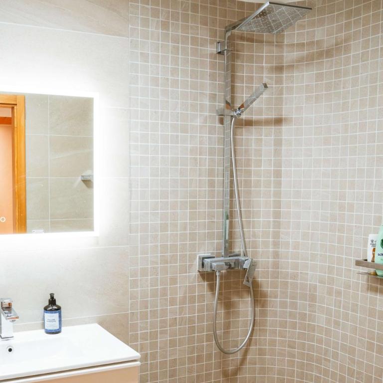 Stylish Lakeview Apartment Balcony & Free Parking - Apartment - 33