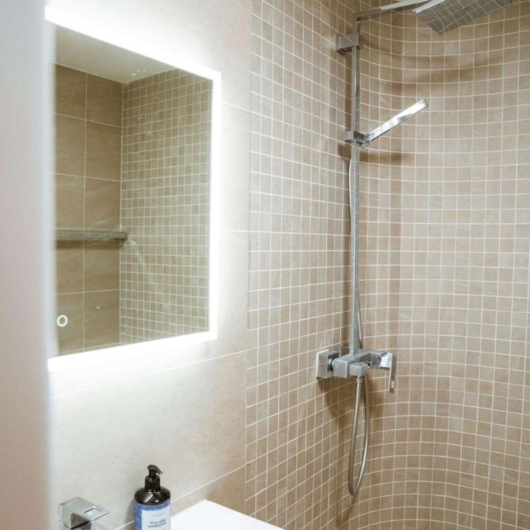 Stylish Lakeview Apartment Balcony & Free Parking - Apartment - 41