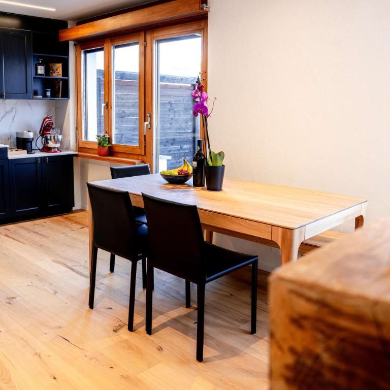 Stylish Lakeview Apartment Balcony & Free Parking - Apartment - 47