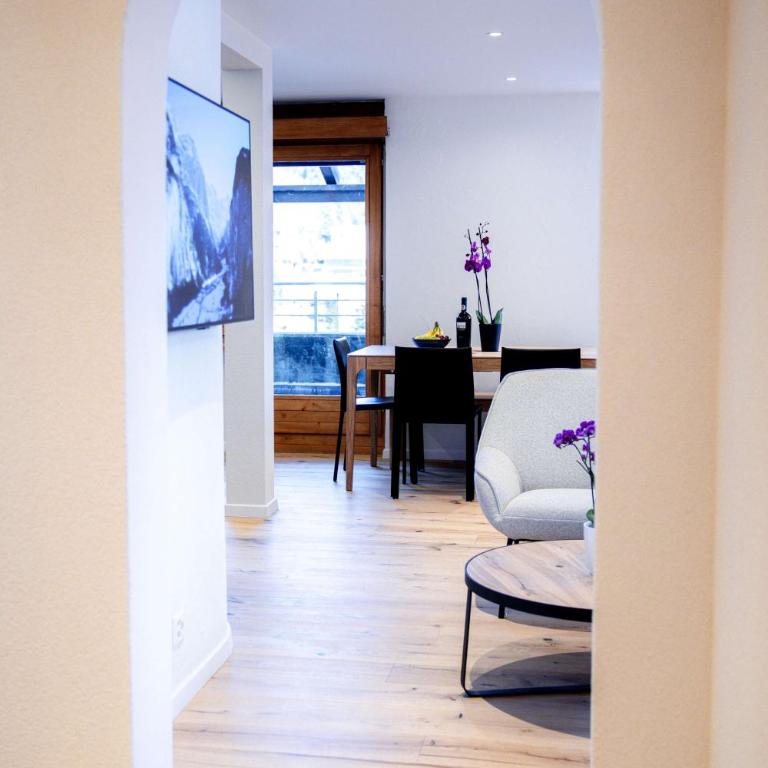 Stylish Lakeview Apartment Balcony & Free Parking - Apartment - 57