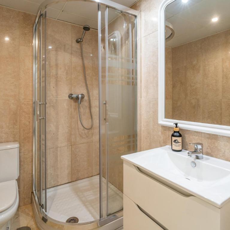 2-Bedroom Beachside Apartment with Private Parking, Estepona Centre - Apartamento de 2 dormitorios - 40