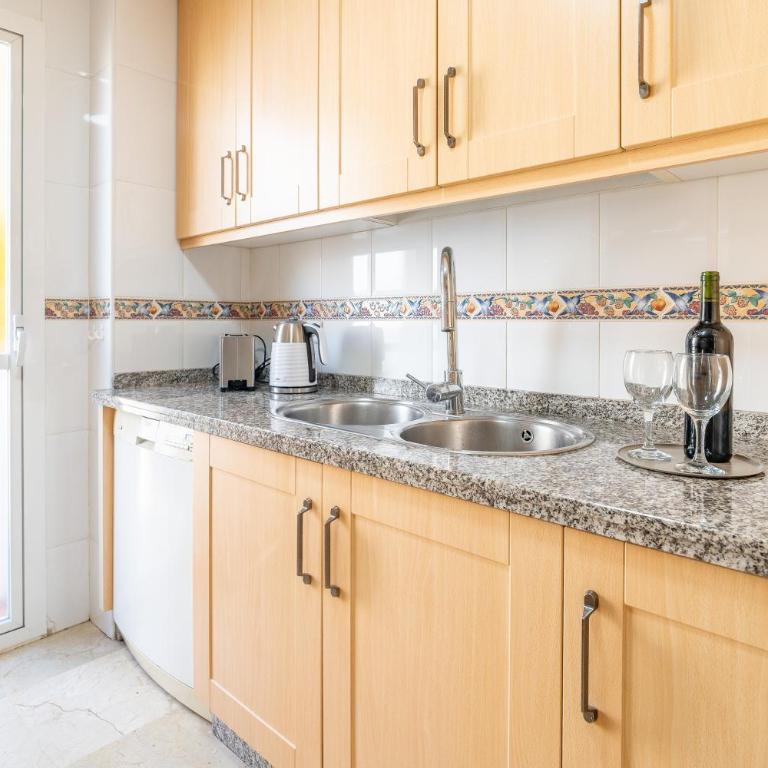 2-Bedroom Beachside Apartment with Private Parking, Estepona Centre - Apartamento de 2 dormitorios - 29